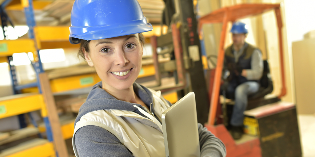 Vrouw werkt in de bouw met helm op