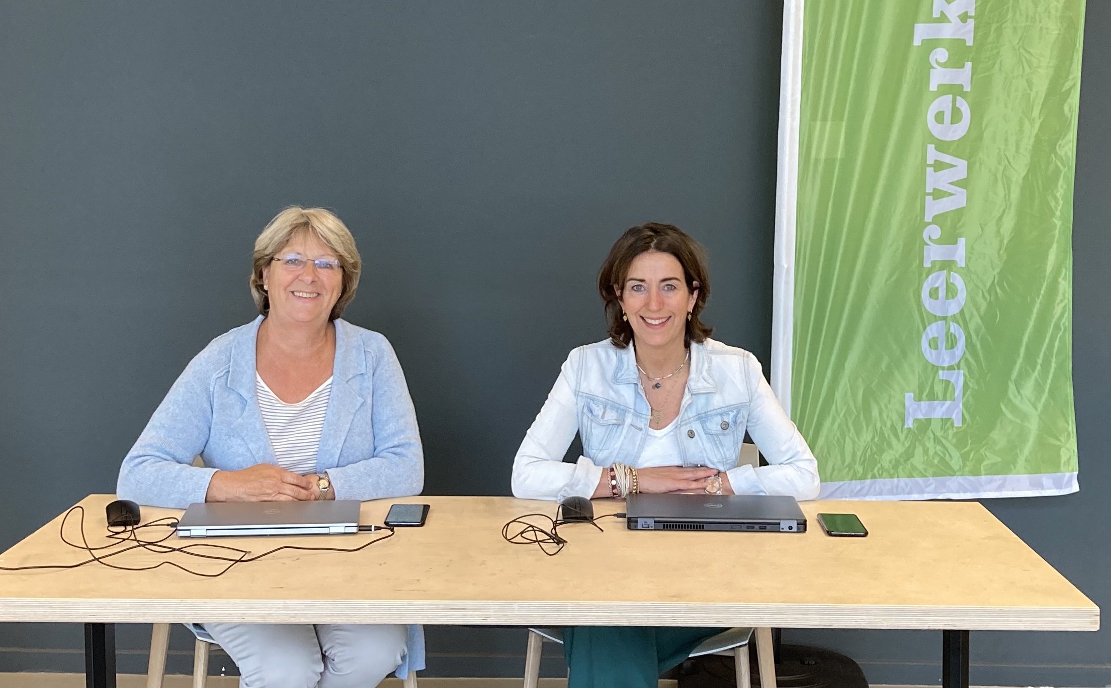 Twee adviseurs aan tafel