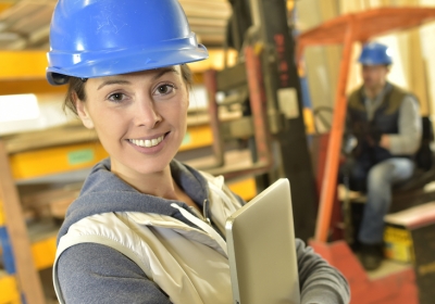 Vrouw werkt in de bouw met helm op
