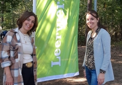 Twee wandelcoaches in het bos