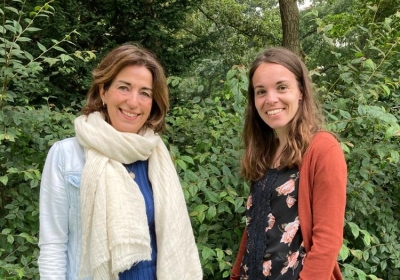Twee wandelcoaches in het bos