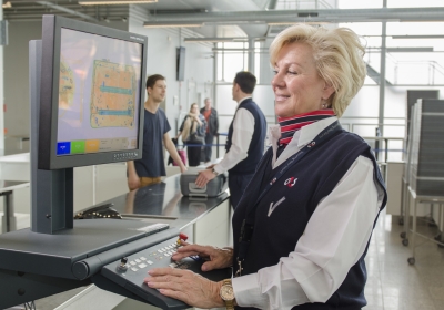 Vrouwelijke beveiliger luchthaven