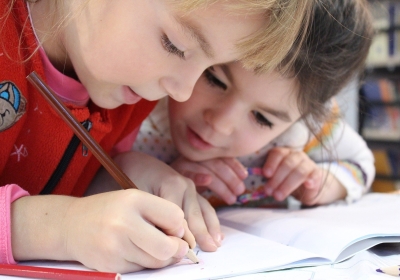 Kinderen maken huiswerk