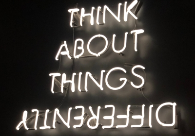 Neonletter met tekst Think about things differently